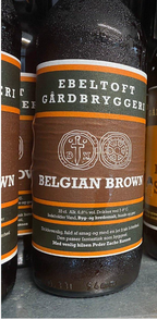 Nærbillede af originaletiketten på Belgian Brown fra Ebeltoft Gårdbryggeri